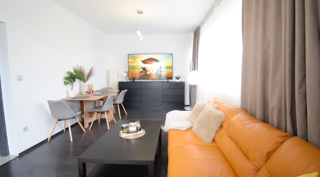 BYT V UZAVRETOM AREÁLI S KRÁSNOU VEĽKOU TERASOU A PARKOVACÍM MIESTOM (151,38m2)