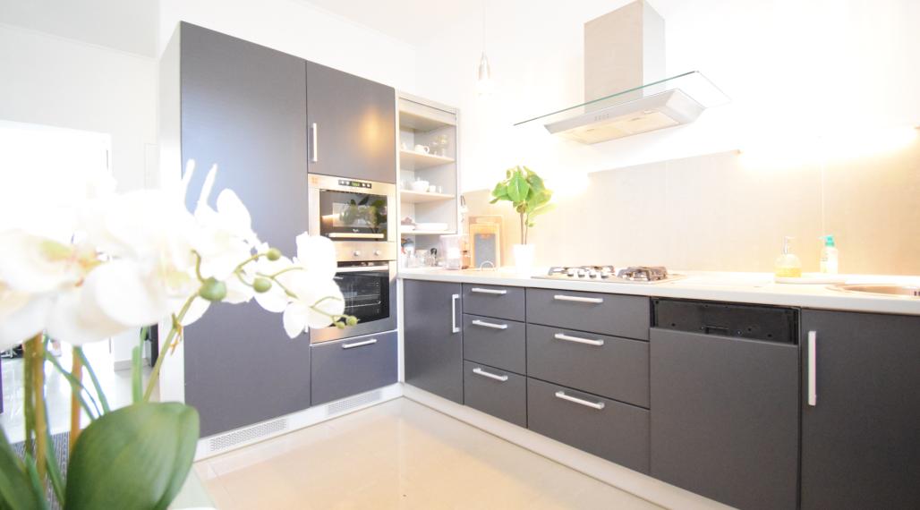 2 IZBOVÝ BYT V UZAVRETOM AREÁLI S KRÁSNOU VEĽKOU TERASOU A PARKOVACÍM MIESTOM (151,38m2)