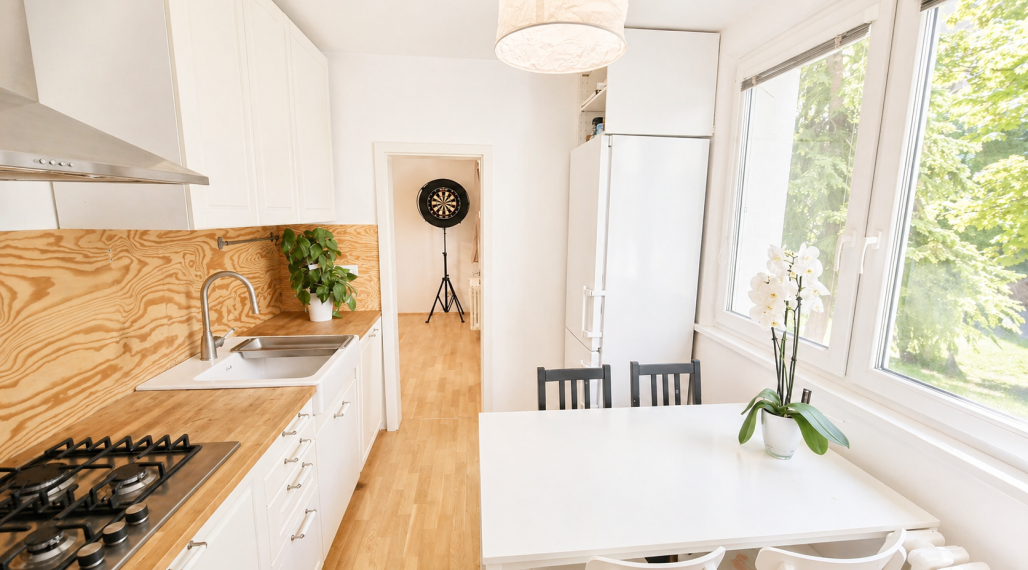 PREDAJ KOMPLETNE ZREKONŠTROVANÉHO 3 IZBOVÉHO BYTU S LÓGIOU A PIVNIČNOU KOBKOU V NÍZKOM PANELOVOM DOME S VÝŤAHOM