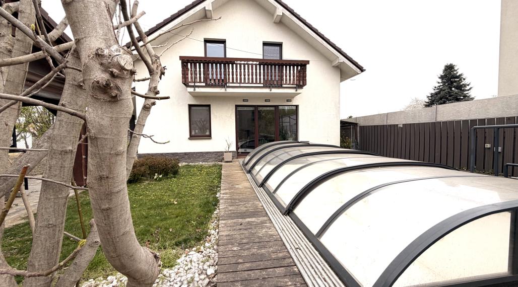 4-IZBOVÝ RODINNÝ DOM S BAZÉNOM A ALTÁNKOM V TICHEJ ČASTI BERNOLÁKOVA