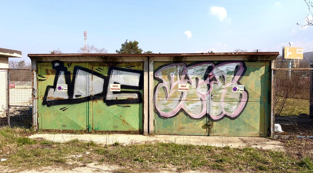 DVE SAMOSTATNÉ GARÁŽE PLUS POZEMOK DÚBRAVKA ULICA NA VRÁTKACH - 449M2