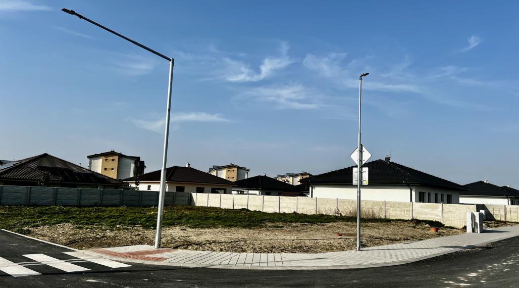 ROŽNÝ STAVEBNÝ POZEMOK (607M2)SO SIEŤAMI V NOVOVYBUDOVANEJ LOKALITE RODINNÝCH DOMOV - MOST PRI BRATISLAVE