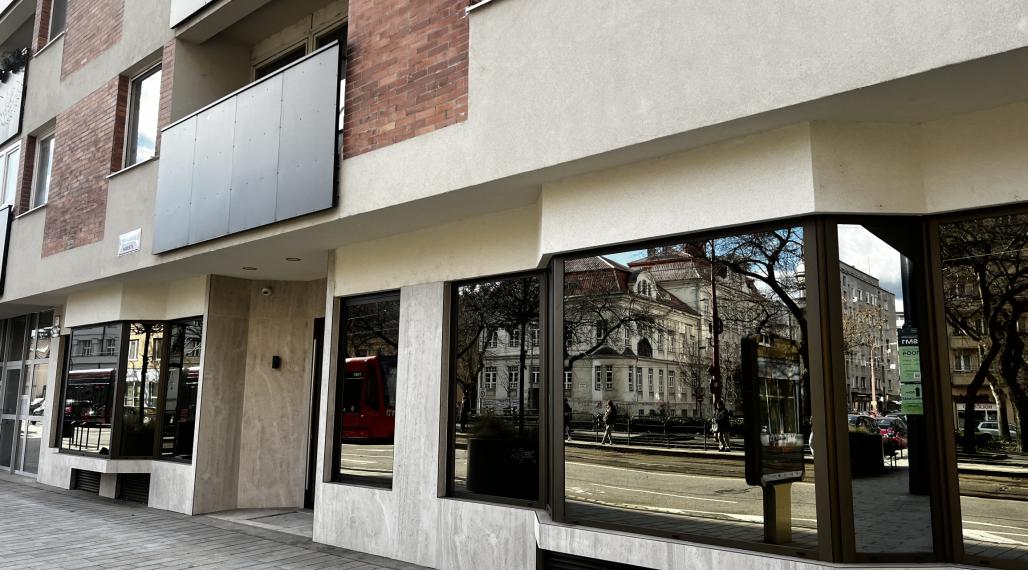 PRÉMIOVÉ OBCHODNÉ PRIESTORY(166M2) S VÝKLADMI NA FREKVENTOVANEJ ULICI V CENTRE - KRÍŽNA UL.