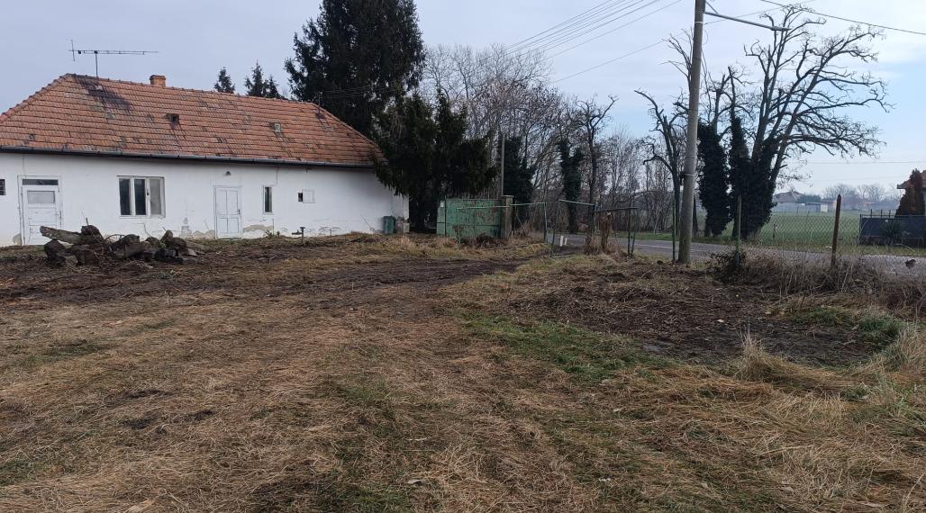 KRÁĽOVIČOVE KRAČANY - VEĽKÝ STAVEBNÝ POZEMOK 1200m2 SO STARŠÍM DOMOM