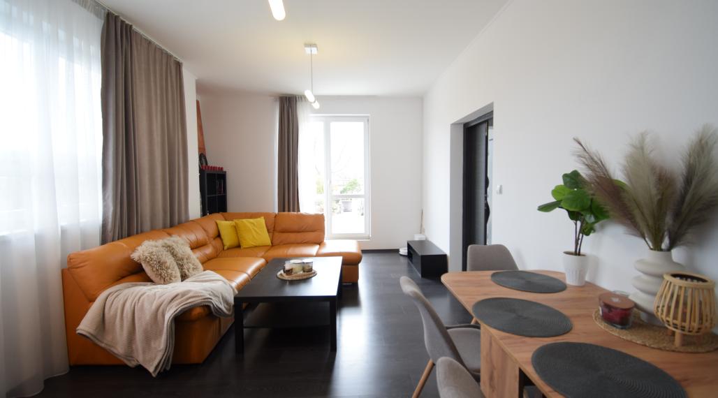 NADŠTANDARDNÝ BYT V REZIDENČNEJ ZÓNE S NÁDHERNOU TERASOU (80M2)   A PARKOVACÍM MIESTOM (151,38m2)