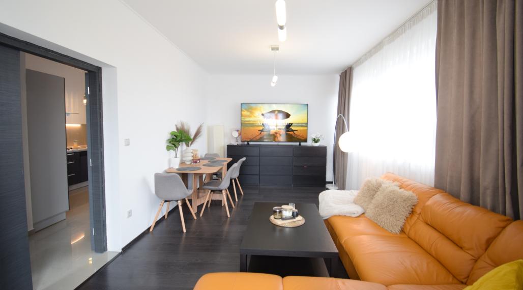 2 IZBOVÝ BYT V UZAVRETOM AREÁLI S KRÁSNOU VEĽKOU TERASOU A PARKOVACÍM MIESTOM (151,38m2)