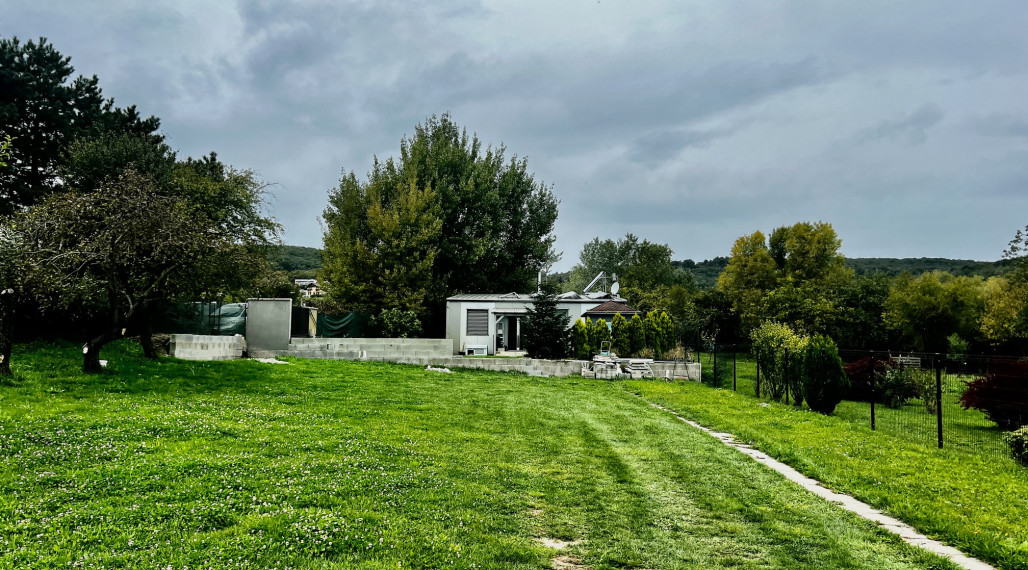 NÁDHERNÝ SLNEČNÝ POZEMOK POD LESOM (1427M2) S KOMPLETNE ZARIADENÝM 4-IZBOVÝM MOBILNÝM DOMOM (100M2) - PEKNÁ CESTA RAČA