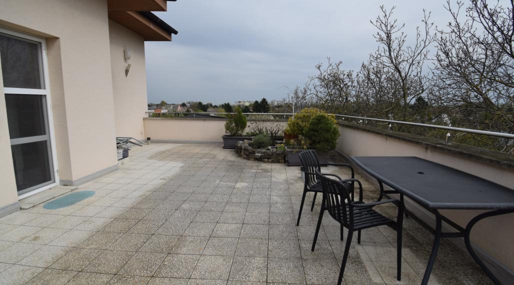 NADŠTANDARDNÝ BYT V REZIDENČNEJ ZÓNE S NÁDHERNOU TERASOU (80M2)   A PARKOVACÍM MIESTOM (151,38m2)