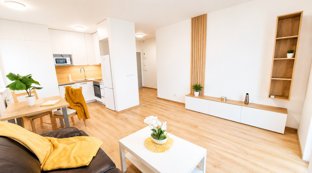 VÝBORNÁ CENA - PRENÁJOM 2 - IZBOVÉHO BYTU S BALKÓNOM A GARÁŽOVÝM STÁTÍM - OVOCNÉ SADY