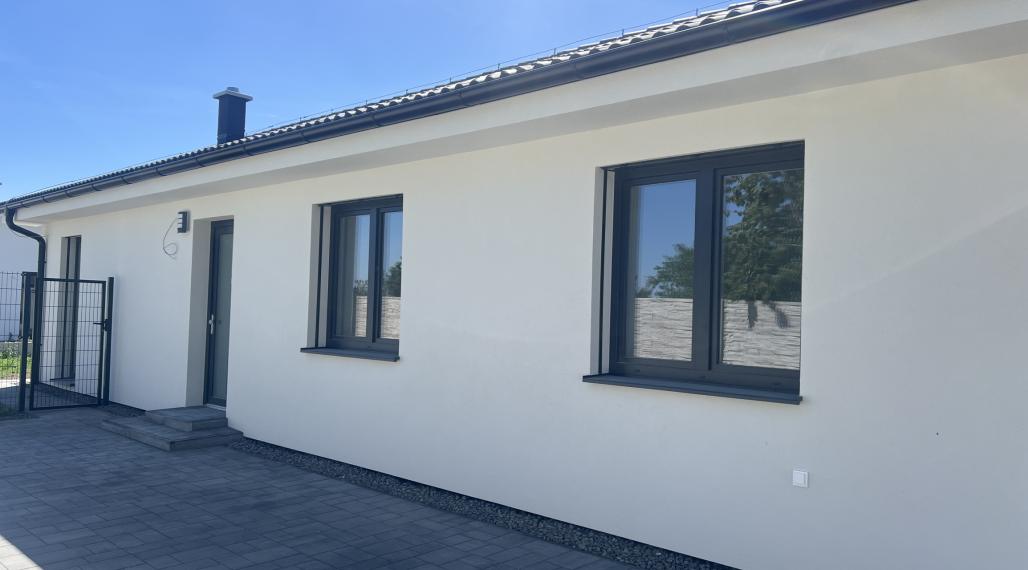 SKOLAUDOVANÉ - VEĽMI PEKNÝ, PRIESTRANNÝ 4-IZBOVÝ BUNGALOV(128M2) V NADŠTANDARDE AJ S KUCHYŇOU A SPOTREBIČMI, TERASA, EXT. ŽALÚZIE AJ PLOT V CENE