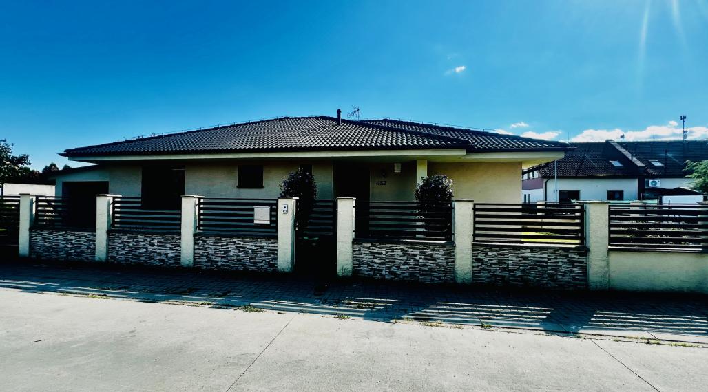PRIESTRANNÝ 4-IZBOVÝ BUNGALOV (188M2) S GARÁŽOU A S PEKNÝM POZEMKOM (550M2) LEN 4KM OD SENCA - HRUBÝ ŚÚR