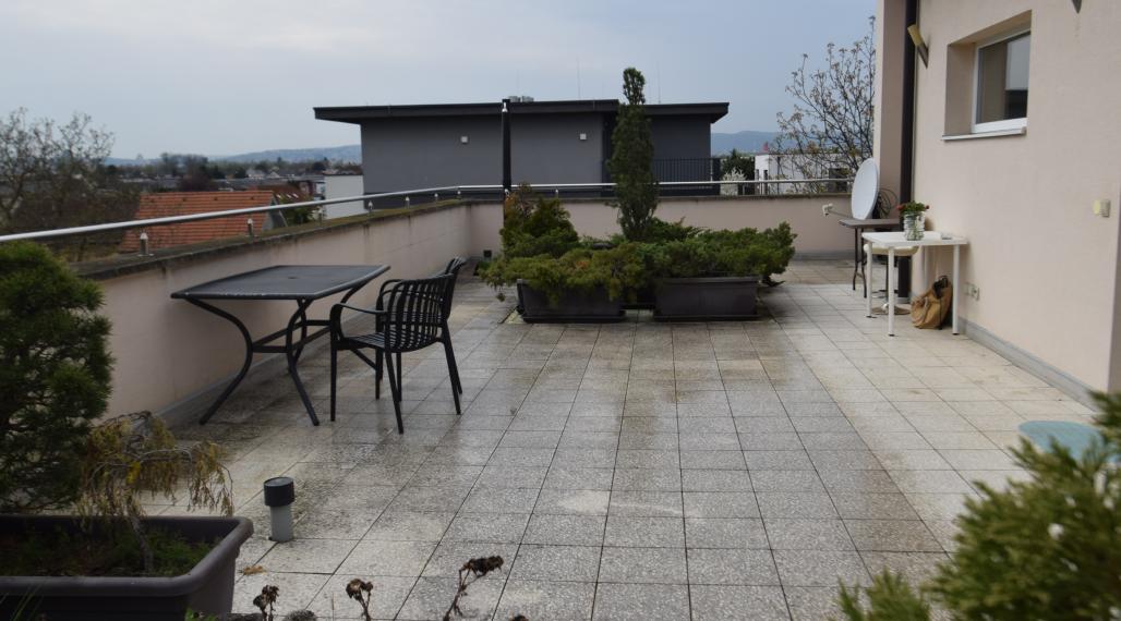 NADŠTANDARDNÝ BYT V REZIDENČNEJ ZÓNE S NÁDHERNOU TERASOU (80M2)   A PARKOVACÍM MIESTOM (151,38m2)
