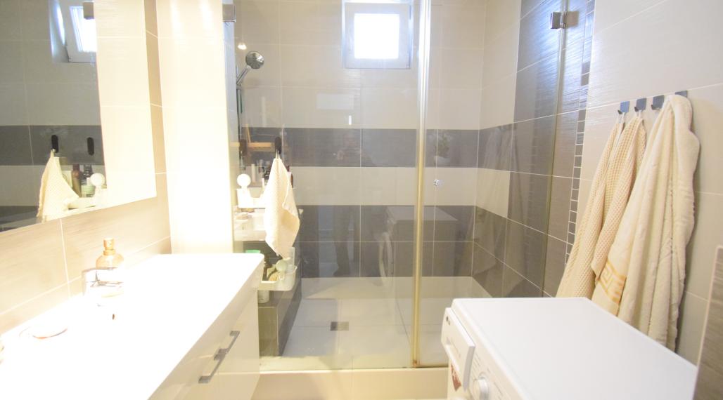 NADŠTANDARDNÝ BYT V REZIDENČNEJ ZÓNE S NÁDHERNOU TERASOU (80M2)  A PARKOVACÍM MIESTOM (151,38m2)