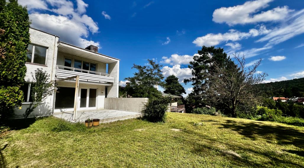 DVOJPODLAŽNÁ VILA (279M2) S PEKNÝM ROVINATÝM POZEMKOM(592M2) A NÁDHERNÝM VÝHĽADOM  - 6 PARKOVACÍCH MIEST