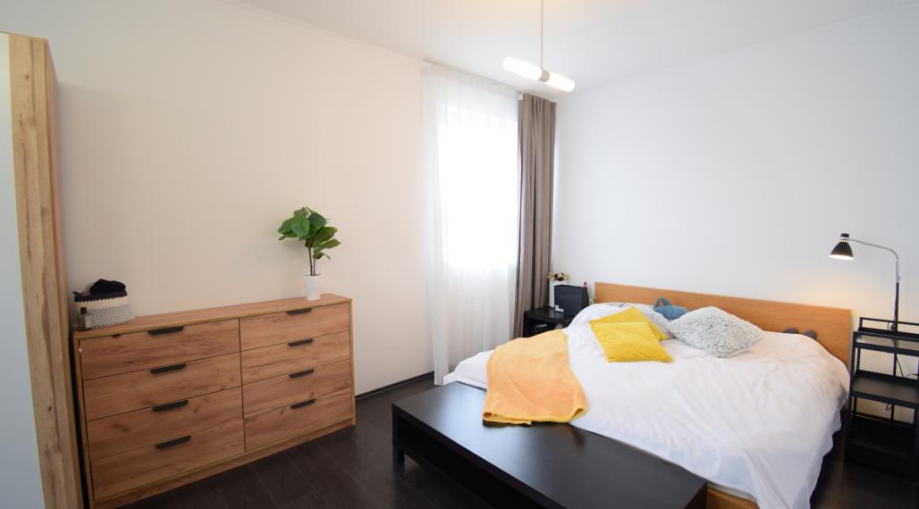 NADŠTANDARDNÝ BYT V REZIDENČNEJ ZÓNE S NÁDHERNOU TERASOU (80M2)   A PARKOVACÍM MIESTOM (151,38m2)
