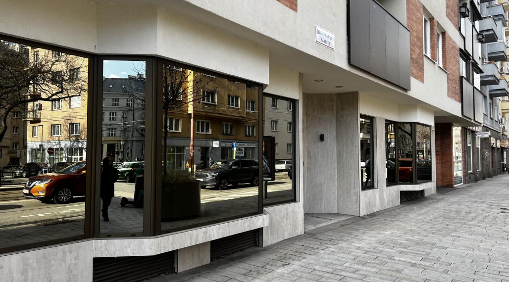 PRÉMIOVÉ OBCHODNÉ PRIESTORY(166M2) S VÝKLADMI NA FREKVENTOVANEJ ULICI V CENTRE - KRÍŽNA UL.