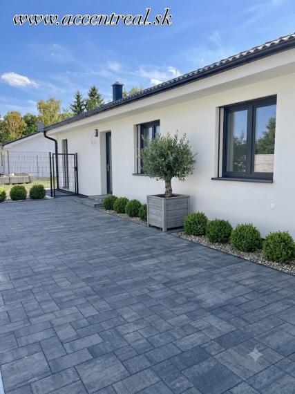 SKOLAUDOVANÝ, VEĽMI PEKNÝ, PRIESTRANNÝ 4-IZBOVÝ BUNGALOV(128M2) V NADŠTANDARDE, TERASA, EXT. ŽALÚZIE AJ PLOT V CENE, 3 PARKOVACIE MIESTA