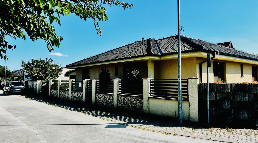 PRENÁJOM - PRIESTRANNÝ 4-IZBOVÝ BUNGALOV (188M2) S GARÁŽOU A S PEKNÝM POZEMKOM (550M2) LEN 4KM OD SENCA - HRUBÝ ŚÚR