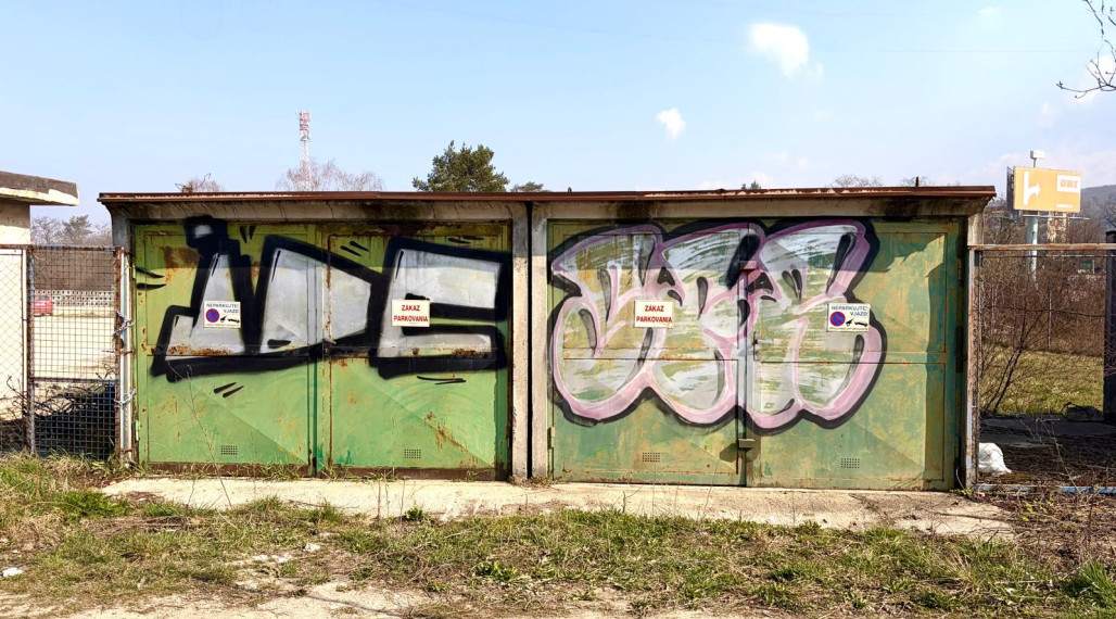 DVE SAMOSTATNÉ GARÁŽE PLUS POZEMOK DÚBRAVKA ULICA NA VRÁTKACH - 449M2