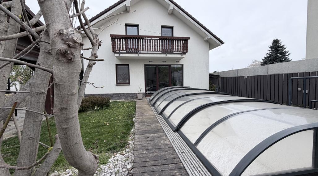 4-IZBOVÝ RODINNÝ DOM S BAZÉNOM A ALTÁNKOM V TICHEJ ČASTI BERNOLÁKOVA