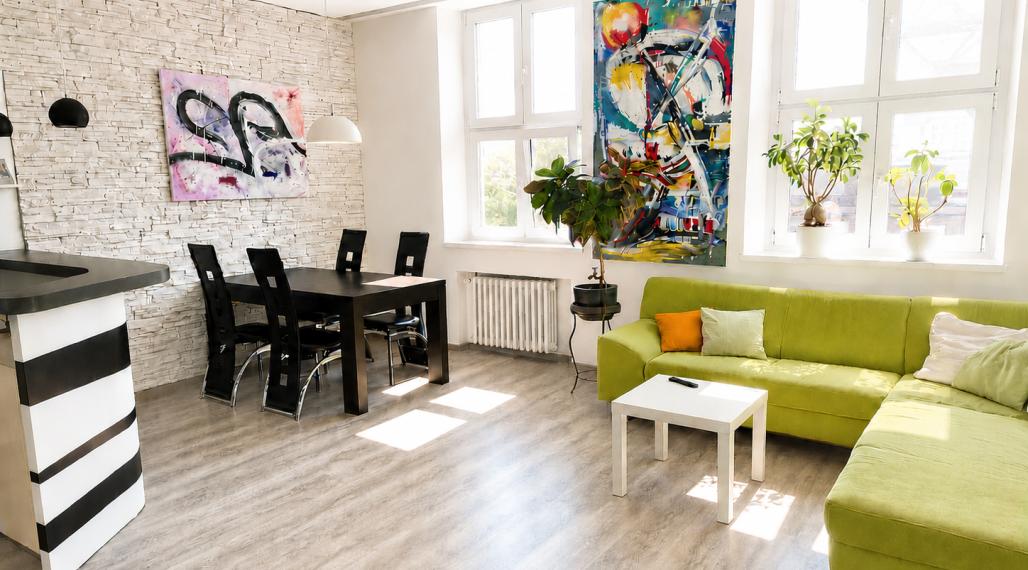 4-IZBOVÝ STAROMESTSKÝ BYT (105M2) S VYSOKÝMI STROPMI A S  ÚCHVATNÝM VÝHĽADOM