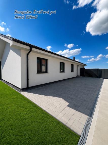 SKOLAUDOVANÉ - PRIESTRANNÝ 4-IZBOVÝ BUNGALOV(128M2) V NADŠTANDARDE, TERASA, EXT. ŽALÚZIE AJ PLOT V CENE, 3 PARKOVACIE MIESTA