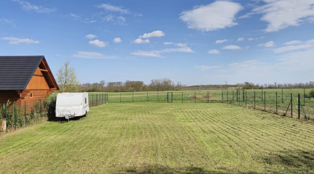 PEKNÝ OPLOTENÝ SLNEČNÝ POZEMOK (500M2) V ČUNOVE