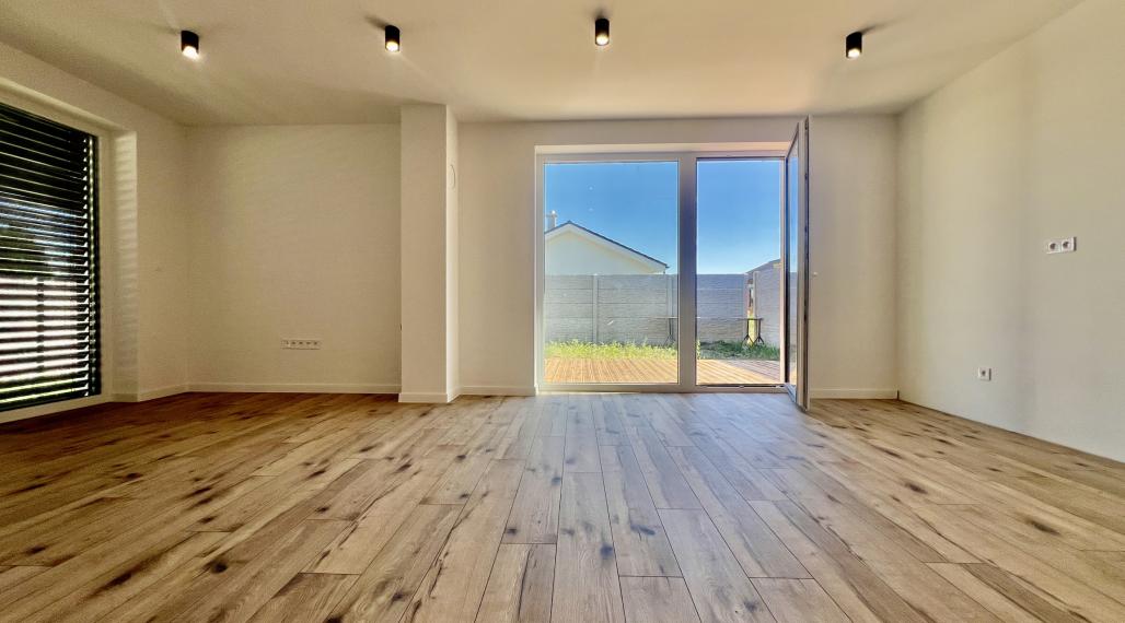 SKOLAUDOVANÉ - PRIESTRANNÝ 4-IZBOVÝ BUNGALOV(128M2) V NADŠTANDARDE, TERASA, EXT. ŽALÚZIE AJ PLOT V CENE, 3 PARKOVACIE MIESTA