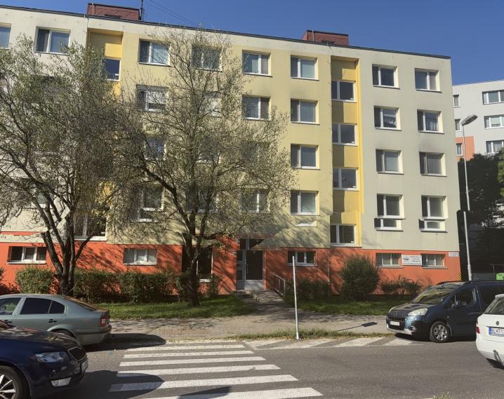 ZNÍŽENÁ CENA- VEĽMI PEKNÝ 3IZBOVÝ BYT S BALKÓNOM A PIVNICOU (68) PETRŽALKA - GESSAYOVA  ULICA