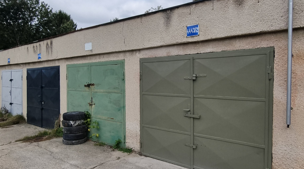 REZERVOVANÁ - PREDAJ KOMPLETNE ZREKONŠTRUOVANEJ  GARÁŽE NA HANÁCKEJ ULICI V RUŽINOVE