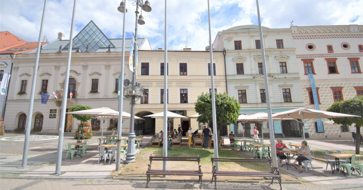 Nádherná historická budova v centre banskej bystrice (1700m2)