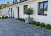 SKOLAUDOVANÉ - PRIESTRANNÝ 4-IZBOVÝ BUNGALOV(128M2) V NADŠTANDARDE, TERASA, EXT. ŽALÚZIE AJ PLOT V CENE, 3 PARKOVACIE MIESTA - fotografia 1