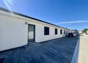 SKOLAUDOVANÉ - PRIESTRANNÝ 4-IZBOVÝ BUNGALOV(128M2) V NADŠTANDARDE, TERASA, EXT. ŽALÚZIE AJ PLOT V CENE, 3 PARKOVACIE MIESTA - fotografia 2