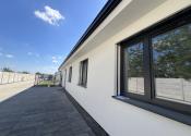 SKOLAUDOVANÉ - PRIESTRANNÝ 4-IZBOVÝ BUNGALOV(128M2) V NADŠTANDARDE, TERASA, EXT. ŽALÚZIE AJ PLOT V CENE, 3 PARKOVACIE MIESTA - fotografia 3
