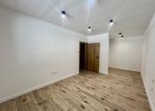 SKOLAUDOVANÉ - PRIESTRANNÝ 4-IZBOVÝ BUNGALOV(128M2) V NADŠTANDARDE, TERASA, EXT. ŽALÚZIE AJ PLOT V CENE, 3 PARKOVACIE MIESTA - fotografia 7