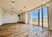 SKOLAUDOVANÉ - PRIESTRANNÝ 4-IZBOVÝ BUNGALOV(128M2) V NADŠTANDARDE, TERASA, EXT. ŽALÚZIE AJ PLOT V CENE, 3 PARKOVACIE MIESTA - fotografia 8