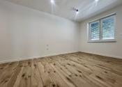 SKOLAUDOVANÉ - PRIESTRANNÝ 4-IZBOVÝ BUNGALOV(128M2) V NADŠTANDARDE, TERASA, EXT. ŽALÚZIE AJ PLOT V CENE, 3 PARKOVACIE MIESTA - fotografia 9