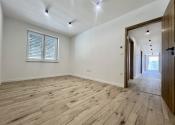 SKOLAUDOVANÉ - PRIESTRANNÝ 4-IZBOVÝ BUNGALOV(128M2) V NADŠTANDARDE, TERASA, EXT. ŽALÚZIE AJ PLOT V CENE, 3 PARKOVACIE MIESTA - fotografia 11