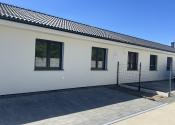 SKOLAUDOVANÉ - PRIESTRANNÝ 4-IZBOVÝ BUNGALOV(128M2) V NADŠTANDARDE, TERASA, EXT. ŽALÚZIE AJ PLOT V CENE, 3 PARKOVACIE MIESTA - fotografia 12