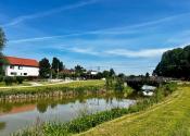 SKOLAUDOVANÉ - PRIESTRANNÝ 4-IZBOVÝ BUNGALOV(128M2) V NADŠTANDARDE, TERASA, EXT. ŽALÚZIE AJ PLOT V CENE, 3 PARKOVACIE MIESTA - fotografia 16