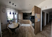ELEGANTNÝ, KVALITNE ZREKONŠTRUOVANÝ 3-IZBOVÝ BYT S BALKÓNOM (74M2) V CENTRE SENCA - fotografia 9