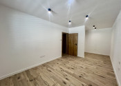 SKOLAUDOVANÉ - PRIESTRANNÝ 4-IZBOVÝ BUNGALOV(128M2) V NADŠTANDARDE, TERASA, EXT. ŽALÚZIE AJ PLOT V CENE, 3 PARKOVACIE MIESTA - fotografia 6