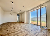 SKOLAUDOVANÉ - PRIESTRANNÝ 4-IZBOVÝ BUNGALOV(128M2) V NADŠTANDARDE, TERASA, EXT. ŽALÚZIE AJ PLOT V CENE, 3 PARKOVACIE MIESTA - fotografia 7