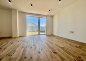 SKOLAUDOVANÉ - PRIESTRANNÝ 4-IZBOVÝ BUNGALOV(128M2) V NADŠTANDARDE, TERASA, EXT. ŽALÚZIE AJ PLOT V CENE, 3 PARKOVACIE MIESTA - fotografia 9