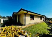 ZNÍŽENÁ CENA- PRIESTRANNÝ 4-IZBOVÝ BUNGALOV (188M2) S GARÁŽOU A S PEKNÝM POZEMKOM (550M2) LEN 4KM OD SENCA - HRUBÝ ŚÚR - fotografia 2