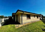 ZNÍŽENÁ CENA- PRIESTRANNÝ 4-IZBOVÝ BUNGALOV (188M2) S GARÁŽOU A S PEKNÝM POZEMKOM (550M2) LEN 4KM OD SENCA - HRUBÝ ŚÚR - fotografia 3