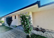ZNÍŽENÁ CENA- PRIESTRANNÝ 4-IZBOVÝ BUNGALOV (188M2) S GARÁŽOU A S PEKNÝM POZEMKOM (550M2) LEN 4KM OD SENCA - HRUBÝ ŚÚR - fotografia 5