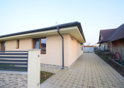 ZNÍŽENÁ CENA- PRIESTRANNÝ 4-IZBOVÝ BUNGALOV (188M2) S GARÁŽOU A S PEKNÝM POZEMKOM (550M2) LEN 4KM OD SENCA - HRUBÝ ŚÚR - fotografia 6