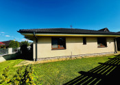 ZNÍŽENÁ CENA- PRIESTRANNÝ 4-IZBOVÝ BUNGALOV (188M2) S GARÁŽOU A S PEKNÝM POZEMKOM (550M2) LEN 4KM OD SENCA - HRUBÝ ŚÚR - fotografia 9