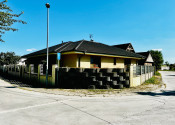 ZNÍŽENÁ CENA- PRIESTRANNÝ 4-IZBOVÝ BUNGALOV (188M2) S GARÁŽOU A S PEKNÝM POZEMKOM (550M2) LEN 4KM OD SENCA - HRUBÝ ŚÚR - fotografia 10
